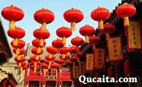 该街区是一片明清风格的仿古“坊、肆”建筑群，清一色青灰古砖，枣红色门柱窗棂，图案精美的砖雕，月牙门、古戏楼一应俱全。