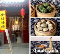 千层油饼其实就是我们经常说的金线油塔，不看不知道，一看吓一跳，它相传诞生于唐朝，算算历史还挺悠久。装饰农家味十足，竹帘子、手写福字、青花桌布配上瓷碗，显得古朴典雅。一团团油塔挤在蒸笼里，冒着热气，层多丝细、松绵不腻。
