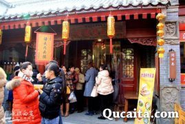 老潼关肉夹馍原名烧饼夹馍，起源于初唐。传说当年李世民骑马打天下，路过潼关时，品尝过潼关肉夹馍后赞不绝口：“妙妙，吾竟不知世上有如此美食。”千百年来，老潼关肉夹馍让人百吃不厌。