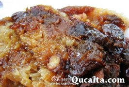 甑糕是西安的特色小吃。顾名思义，“甑糕”就是以红枣和糯米为原料，用“甑”蒸制成的“糕”。甑糕米枣交融，老幼咸宜，营养丰富，滋补性强，色泽鲜润，绵软粘甜，浓香扑鼻，久食不厌，风味独特。