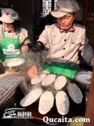 有个词儿叫“未见其人先闻其声”，这家还没开门的时候，就播陕北民歌。老照片、腰鼓、大棉布门帘都彰显陕北特色。煎饼按份卖，每份8个，饼更薄，个头更小巧，里面卷土豆丝、豆腐干或者小酥肉，还要淋上用醋、辣子、蒜调好的汤汁，味道棒棒哒。