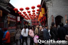 街区分为关中、陕南、陕北三个区块，全省各地特色美食经营户50余家入驻，有省级非物质文化遗产美食，有中华老字号美食，有各地耳熟能详的经典小吃，还有手工民俗技艺表演、民间食品加工作坊演示等项目。街区还推出了各地名小吃特色套餐、魏征家宴、关中民俗席面、陕西非遗宴等特色宴席，能充分满足国内外游客“一站式咥美陕西”的消费愿望。